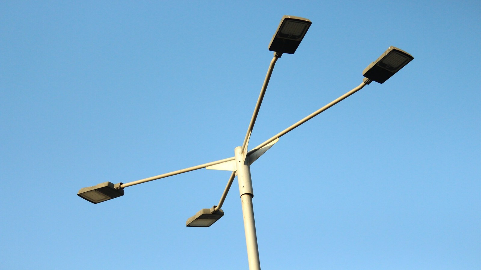 रात का पहरेदार, हाथ फैलाए, उस अँधेरे का इंतज़ार बड़ी शिद्दत से करता है क्योंकि उसे अँधेरे में आपको रास्ता दिखाकर बहुत अच्छा ल...